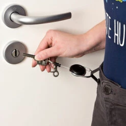 MERéTéET Porte-clés Rétractable Robuste Enrouleur Porte-Clé Rétractable Mousqueton Clip Clé Avec Cordon En Fil D'acier Multioutil Pour Homme Clés Carte D'identité 110*30mm Noir 2 Pièces，KoleZy -Equipement antichute Soldes 64504822 4